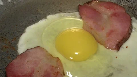Frying Pan with Bacon and Eggs Video stock 44350845