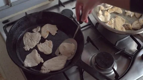 Frying pan with chikken fillet on gas stove Video stock 69075451