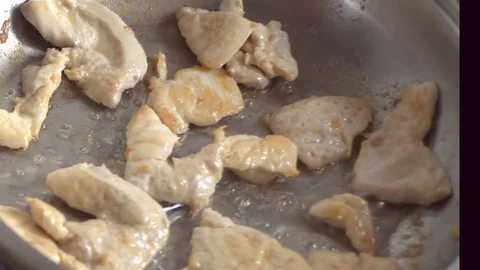 Frying pan with chikken fillet on gas stove. Vídeos de archivo 69075455