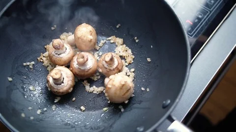 Frying pan cooking Stockbeeldmateriaal 82608598