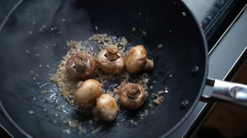 Frying pan cooking Stockbeeldmateriaal 82609261