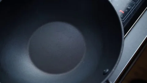 Frying pan cooking Stockbeeldmateriaal 82609323