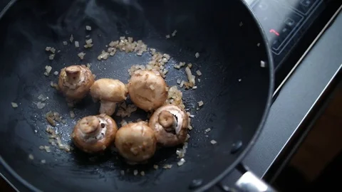 Frying pan cooking Stockbeeldmateriaal 82609393