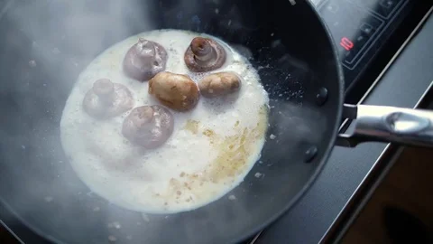 Frying pan cooking Stockbeeldmateriaal 82609444