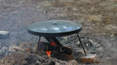 Frying pan on a fire with a lid close-up 스톡 동영상 278731671