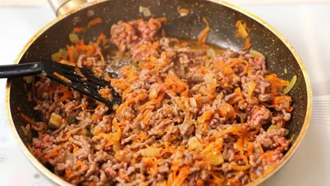 In a frying pan fry minced meat, onions and carrots. Bolognese sauce Vidéo 143272898