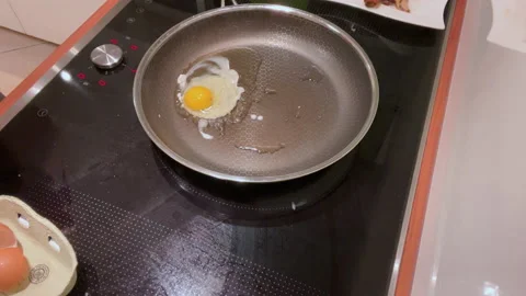 In a frying pan fry two fried eggs Video stock 169316599