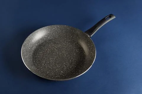 Frying pan with handle on blue background. Top view Foto stock