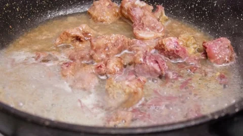 Frying pan with meat Video stock 235512713