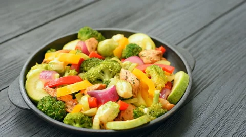 Frying pan with roasted chicken and vegetables Video stock 68430907