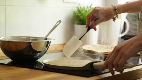 Frying a pancake in a pan Vídeo Stock 78006396