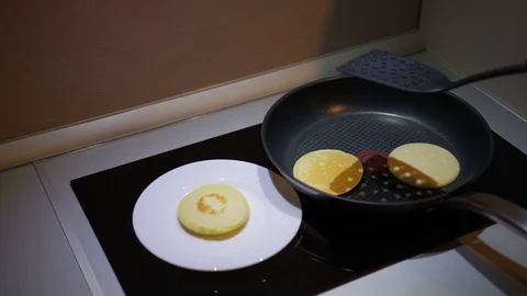 Frying pancake timelapse 4K Stock Footage 129461957