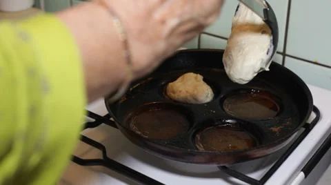 Frying pancakes 库存影片 33969947