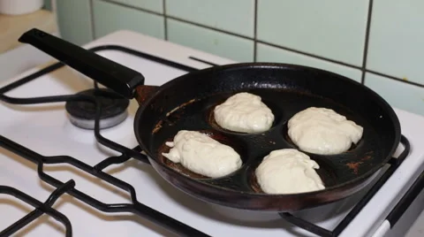 Frying pancakes 库存影片 47133155