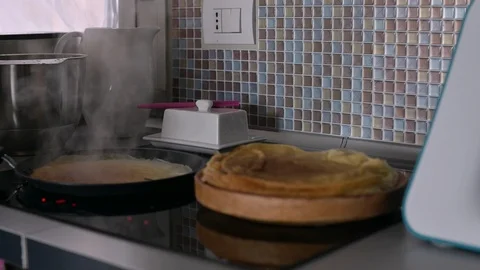 Frying pancakes in the kitchen at home. Vidéo 124829641