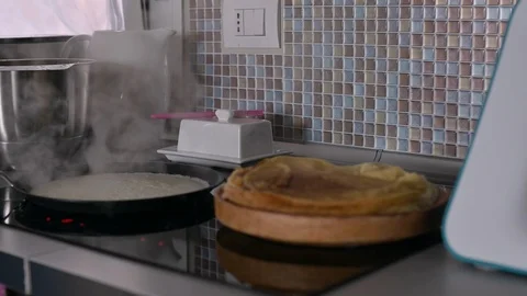 Frying pancakes in the kitchen at home. Vidéo 124829894