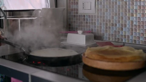 Frying pancakes in the kitchen at home. Video stock 124835255