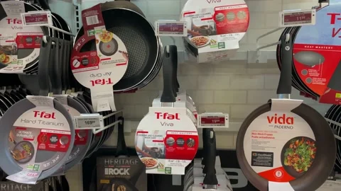 Frying pans on display 스톡 동영상 224532906