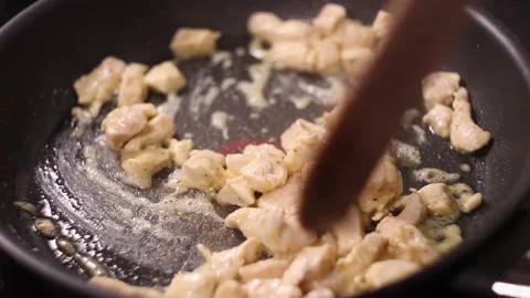 Frying pieces of chicken with garlic. Stock-Footage 144024589