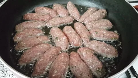 Frying potatoes and meatballs in a pan on the stove Vídeos de archivo 145294565