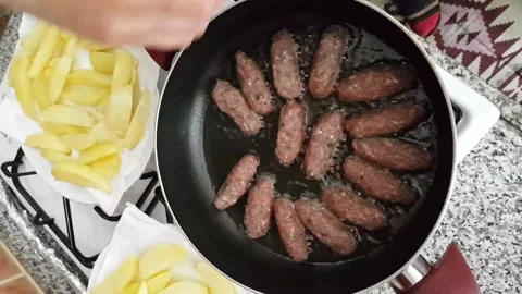 Frying potatoes and meatballs in a pan on the stove Vídeos de archivo 145294567