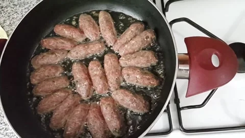 Frying potatoes and meatballs in a pan on the stove Vídeos de archivo 145294579