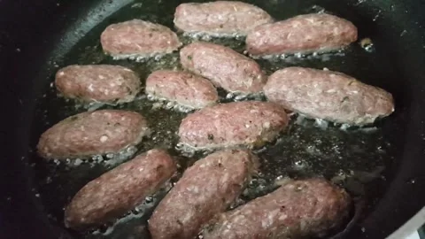 Frying potatoes and meatballs in a pan on the stove Vídeos de archivo 145294586