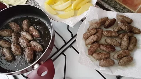 Frying potatoes and meatballs in a pan on the stove Vídeos de archivo 145294590