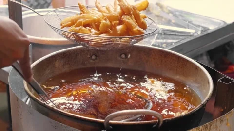Frying potatoes in boiling oil 스톡 동영상 276109529