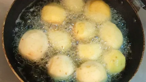 Frying Potatoes Video stock 160615875