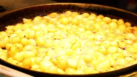 Frying potatoes in oil pan Stock Footage 136525580