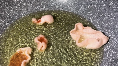 Frying Prawn Crackers in a pan Видео 244246061