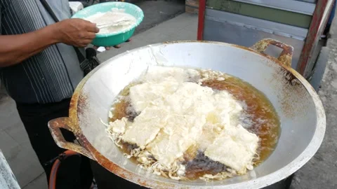 The frying process of flour tempeh Stock Footage 168817361