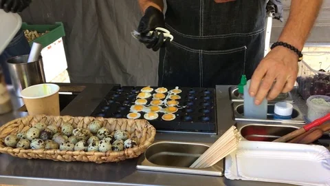 Frying  quail eggs on the stove 库存影片 112742281
