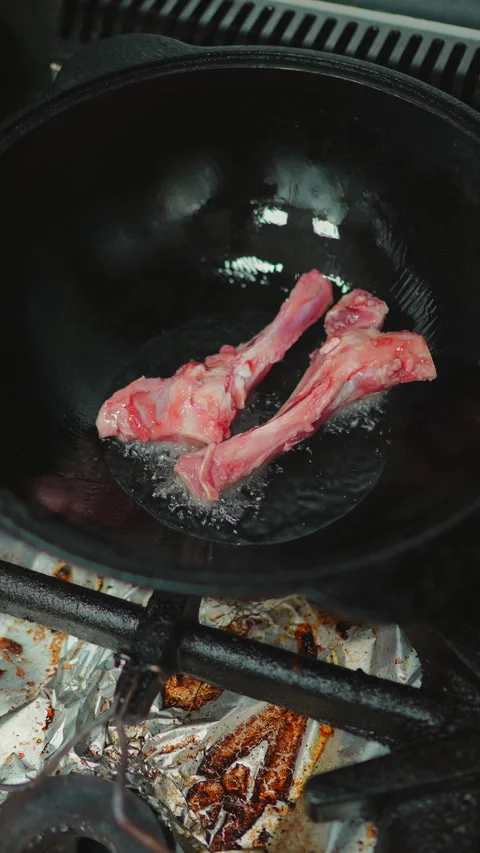 Frying Raw Meat Bones in a Wok 库存影片 335549990
