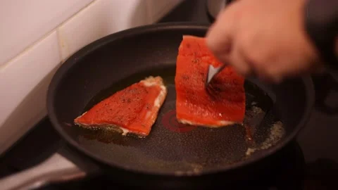 Frying salmon fillet on a pan. Vídeo Stock 144357396