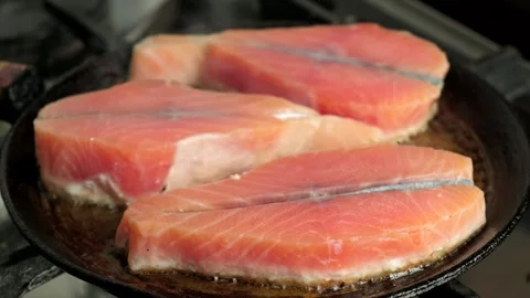 Frying salmon steak on a pan. Video stock 139042080