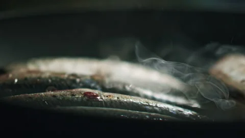Frying sardines for dinner 스톡 동영상 144884692