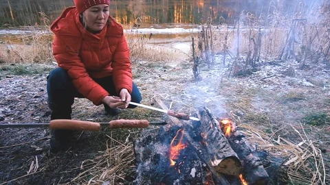 Frying sausages at the stake. summer Vidéo 125769833
