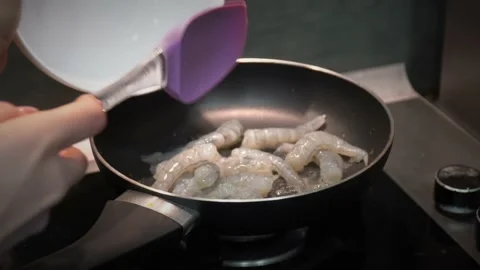 Frying shrimp in a frying pan Video stock 232131375