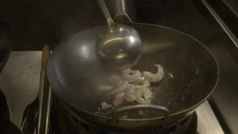 Frying Shrimps 스톡 동영상 163082407