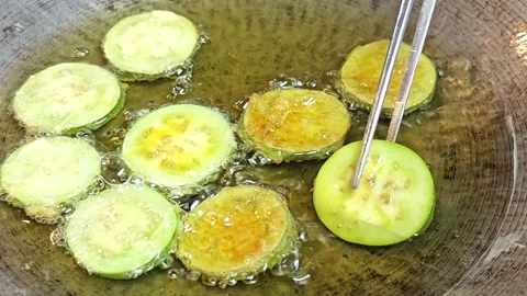 Frying sliced eggplants with egg in a hot pan. 库存影片 342395087