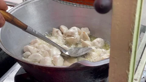 Frying small meatballs known as basmut in a hot frying pan with boiling oil Vídeos de archivo 329613150