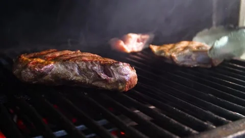 Frying a steak on a josper. 库存影片 325082100