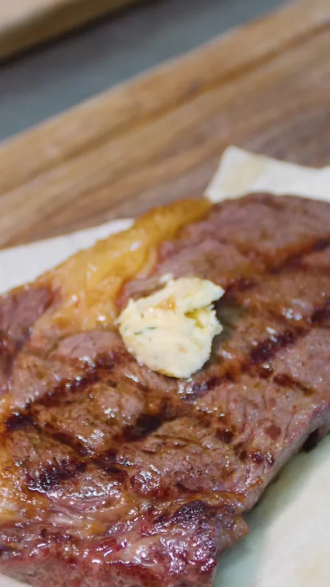 Frying a steak on a josper. Steaks are roasted on a josper oven. 库存影片 325165618