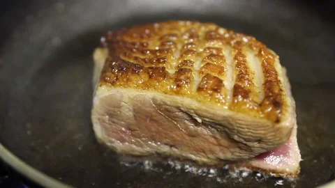 Frying Steak In A Pan Vidéo 126532912