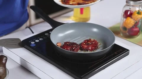 Frying Tender Beef Steaks in Dark Soy Marinade on Induction Stove Vídeo Stock 334916106