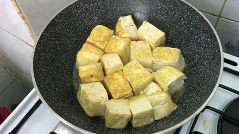 Frying tofu 스톡 동영상 181025091