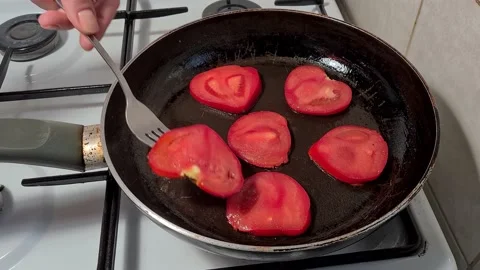 Frying the tomatoes to make the omelet Видео 164158582