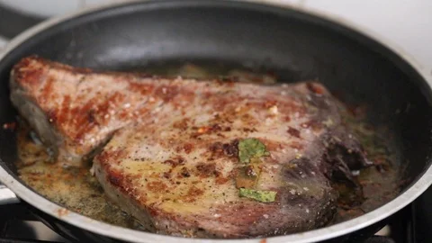 Frying tuna with bay leaf on frying pan Video stock 116735660